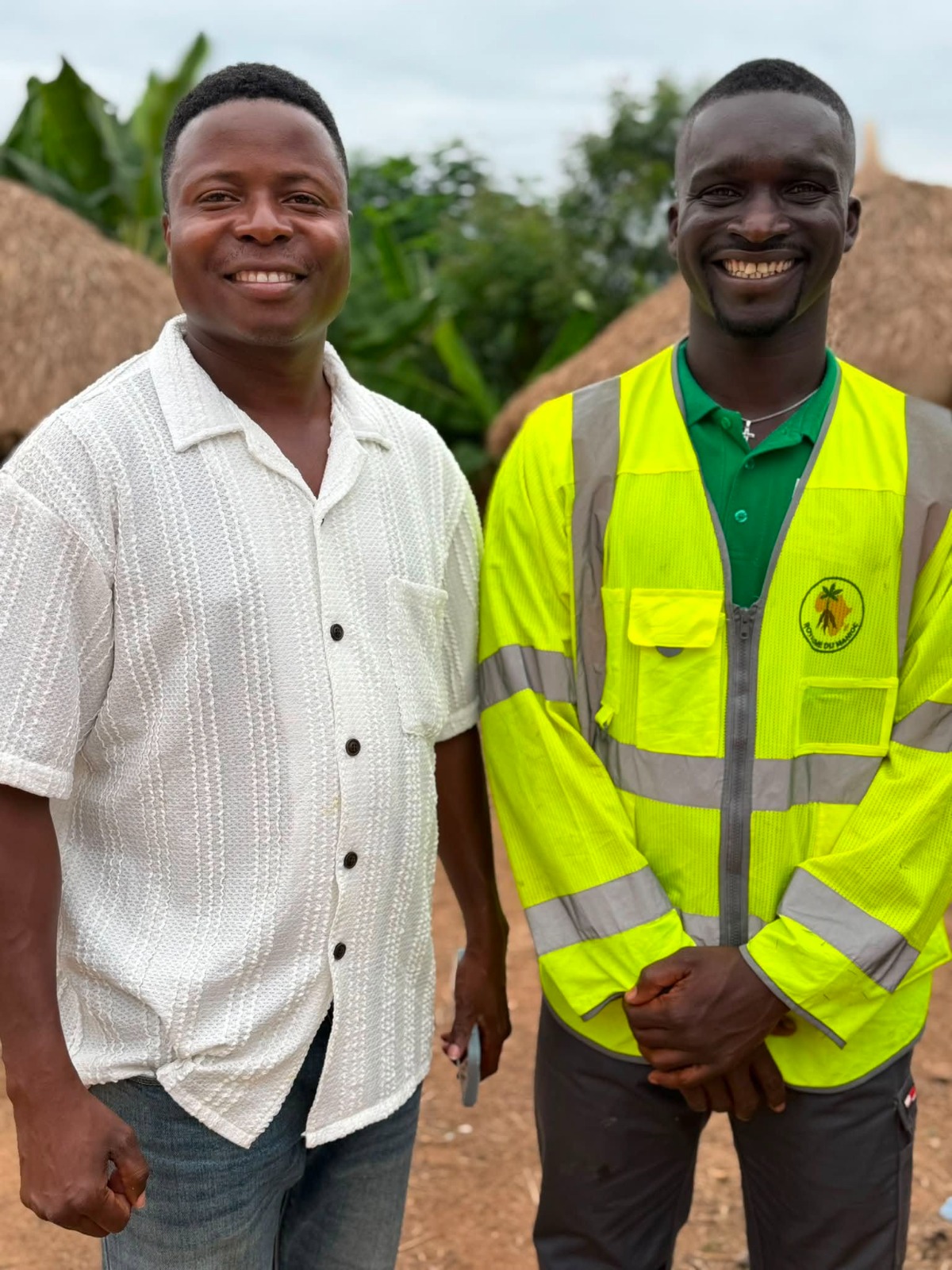 Un producteur et un agent du Roi du Manioc côte à côte au village
